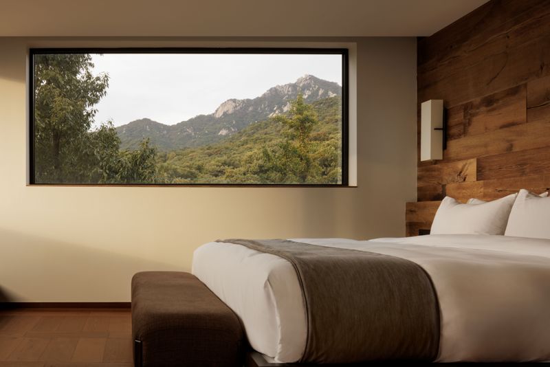 북한산 3대 봉우리의 하나인 인수봉이 바라다 보이는 안토 리조트 포레스트 하우스 객실. 한화호텔앤드리조트 제공