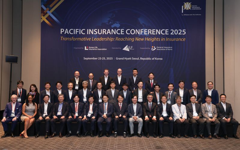홍원학 삼성생명 사장, 허창언 보험개발원장, 이병래 손해보험협회장, 김철주 생명보험협회장, 권대영 금융위 부위원장, 윤한홍 국회정무위원장, 하태경 보험연수원장(앞줄 왼쪽 세 번째부터)이 24일 서울 용산구 그랜드 하얏트 호텔에서 개최된 PIC에서 기념 사진을 찍고 있다. 생보협회 제공