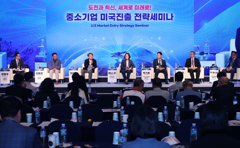 패널들이 24일 제주 서귀포시 롯데호텔 제주에서 열린 중소기업 리더스포럼 '미국 진출전략 세미나'에서 발언하고 있다. 중소기업중앙회 제공
