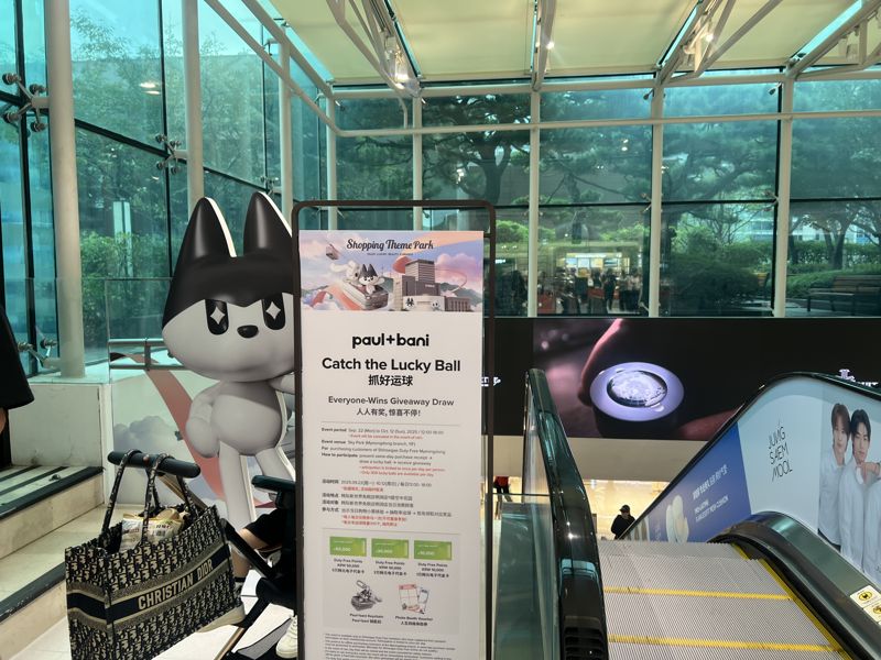 서울 중구 신세계백화점 본점에 외국인 관광객을 위한 안내판이 설치돼 있다. 사진=김현지 기자