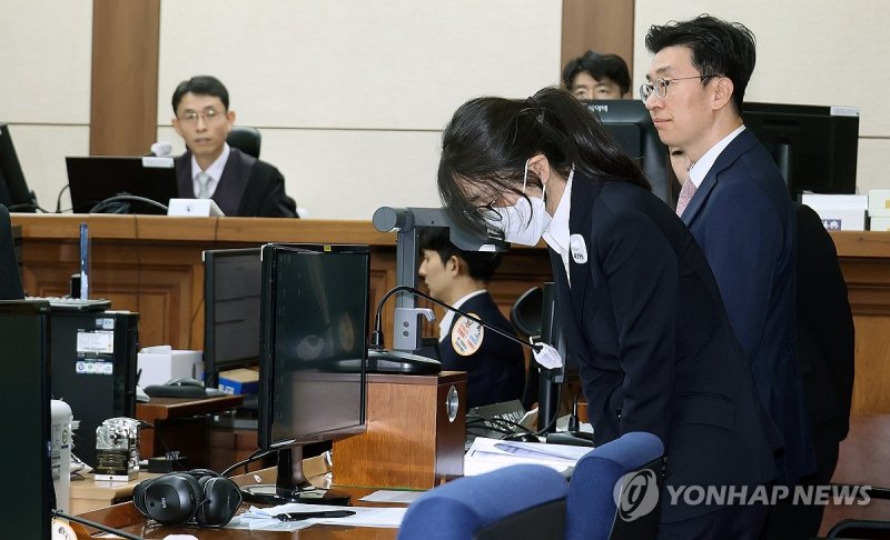 고개 숙인 채 출석하는 김건희 여사 (출처=연합뉴스)