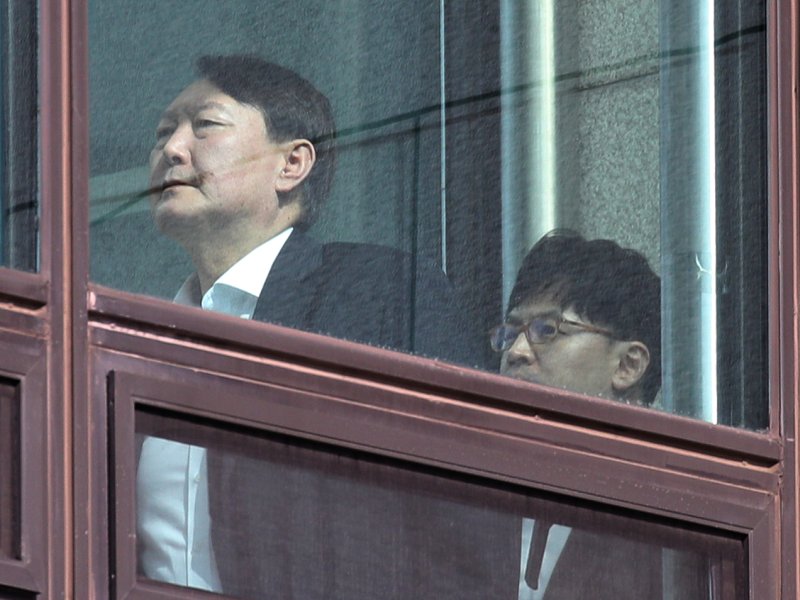 윤석열 전 대통령이 검찰총장 재임 시절 반부패·강력부장이던 한동훈 전 국민의힘 대표가 2019년 10월 서울 서초구 대검찰청 청사에서 점심식사를 하기 위해 구내식당으로 이동하고 있는 모습. 2019.10.31/뉴스1 ⓒ News1 신웅수 기자