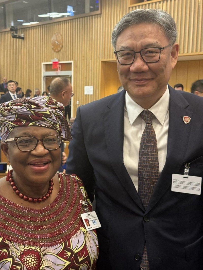 응고지 오콘조이웨알라 WTO 사무총장과 리창 중국 국무원 총리(오른쪽) (출처=연합뉴스)