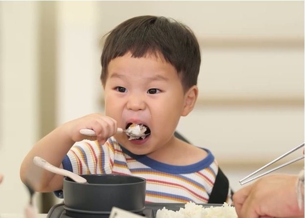 '슈돌' 정우, 조기 폭풍 먹방에 귀여움 폭발…최지우도 '흐뭇'