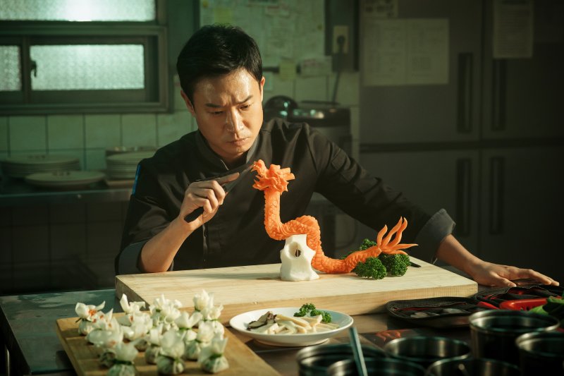 영화 '보스'에서 차기 보스 0순위이지만 중국집 ‘미미루’ 프랜차이즈로 전국구 평정을 꿈꾸는 ‘순태’역을 맡은 배우 조우진이 요리를 하고 있다. 하이브미디어코프 제공