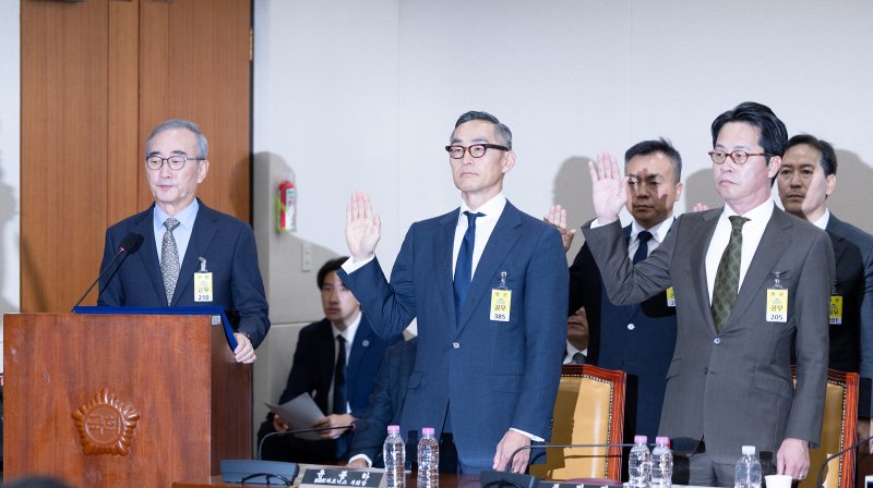 김영섭 KT 대표이사(왼쪽부터), 윤종하 MBK파트너스 부회장, 조좌진 롯데카드 대표이사가 24일 서울 여의도 국회 과학기술정보방송통신위원회에서 열린 대규모 해킹사고(통신·금융) 관련 청문회에 출석해 증인 선서하고 있다. 2025.9.24/뉴스1 ⓒ News1 이승배 기자