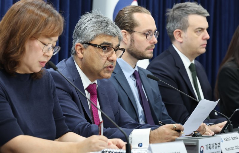 라훌 아난드 IMF 한국 미션단장(왼쪽 두번째)이 24일 오전 서울 종로구 정부서울청사에서 2025년 IMF 연례협의 결과 브리핑을 하고 있다. 사진=뉴스1