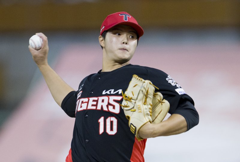 [인천=뉴시스] 김근수 기자 = 23일 인천 미추홀구 SSG랜더스필드에서 열린 2025 KBO리그 KIA 타이거즈와 SSG 랜더스의 경기, 1회말 기아 타이거즈 선발 김태형이 공을 던지고 있다. 2025.09.23. ks@newsis.com