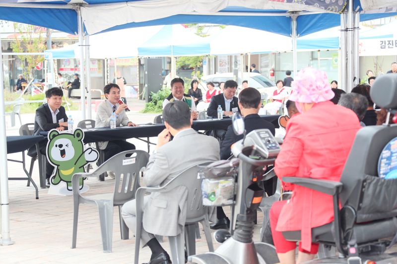 김진태 강원지사가 24일 태백 장성에서 지역 주민들과 만나 지역 현안과 생활 불편사항에 대한 의견을 청취했다. 강원자치도 제공