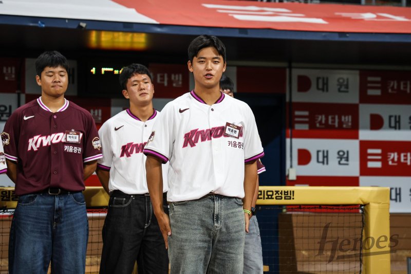 프로야구 키움 히어로즈의 신인 투수 박준현이 24일 고척스카이돔에서 열린 신인 환영식에 참여해 선수단에 인사하고 있다.키움히어로즈 제공