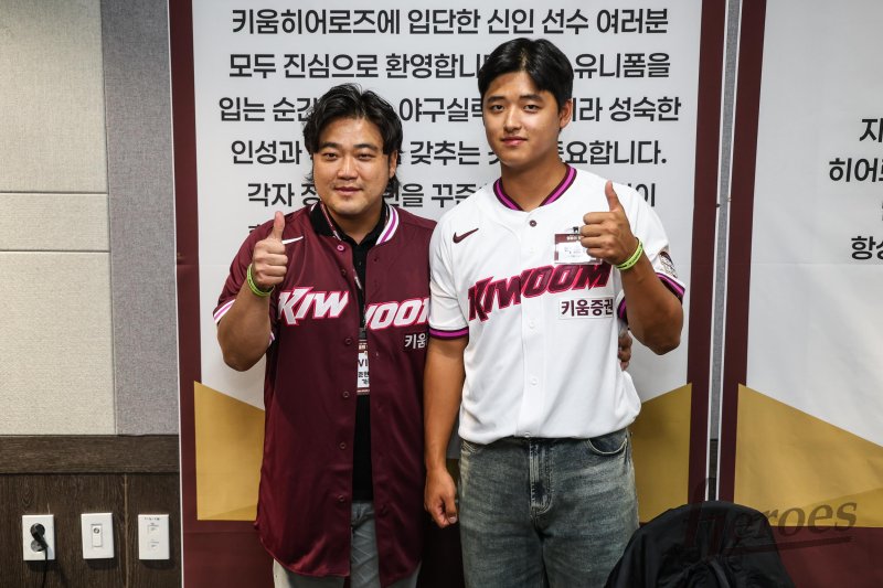 프로야구 키움 히어로즈의 신인 투수 박준현이 24일 고척스카이돔에서 열린 신인 환영식에 참여해 아버지 박석민 전 두산 베어스 코치와 사진을 찍고 있다.뉴시스