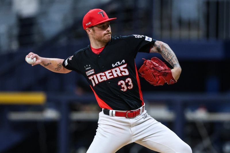 [서울=뉴시스]프로야구 KIA 타이거즈의 외국인 투수 아담 올러가 24일 고척 스카이돔에서 펼쳐진 2025 신한 쏠뱅크 KBO리그 키움 히어로즈와의 경기에 선발 등판해 역투하고 있다. (사진=KIA 타이거즈 제공) 2025.09.24. photo@newsis.com