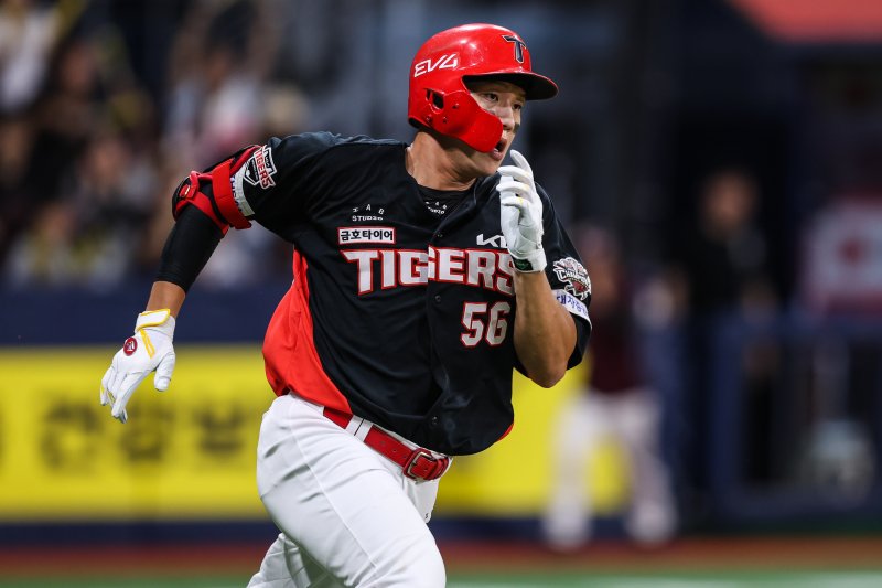 KIA 타이거즈의 내야수 오선우가 24일 고척 스카이돔에서 펼쳐진 2025 신한 쏠뱅크 KBO리그 키움 히어로즈와의 맞대결에 5번 타자 1루수로 선발 출전해 4회 안타를 친 뒤 베이스를 향해 달리고 있다.KIA 타이거즈 제공