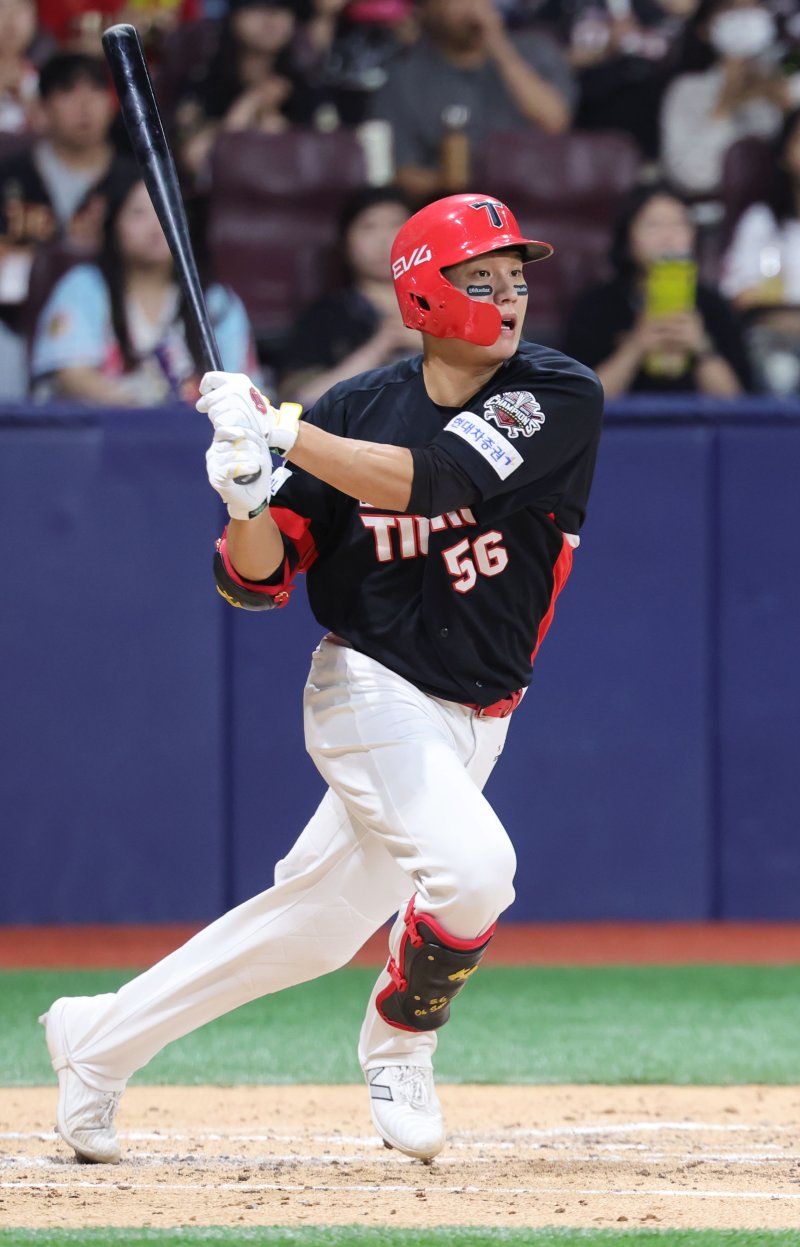 [서울=뉴시스] 홍효식 기자 = 25일 서울 구로구 고척스카이돔에서 열린 2025 KBO리그 KIA 타이거즈와 키움 히어로즈의 경기, 4회초 무사 1루 KIA 오선우가 1루타를 치고 있다. 2025.06.25. yesphoto@newsis.com