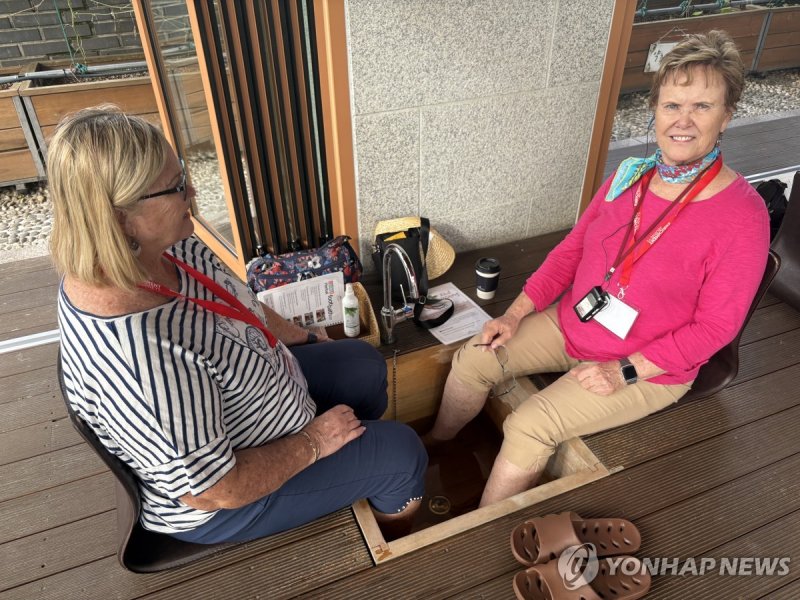 족욕에 만족한 외국인 관광객 (출처=연합뉴스)