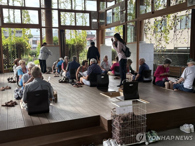 족욕 체험장 채운 외국인 관광객들 (출처=연합뉴스)