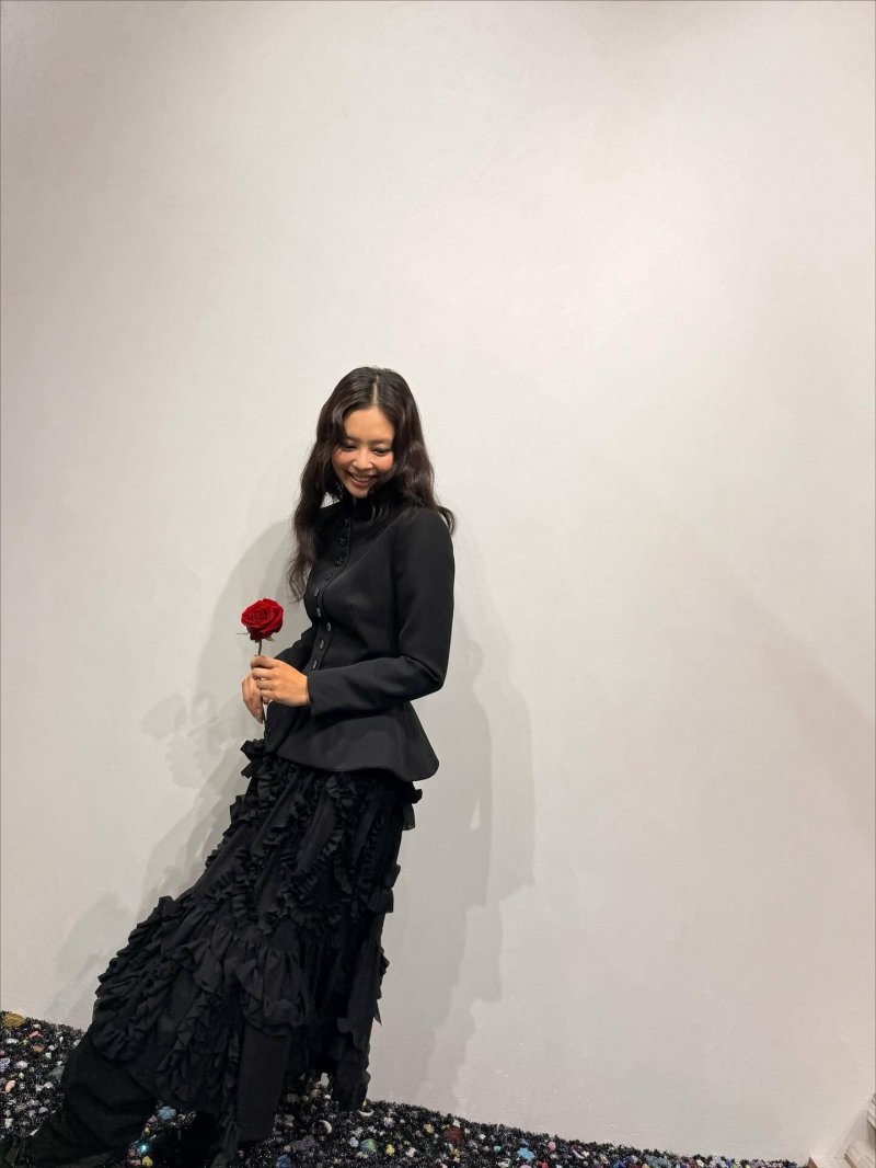 블랙핑크 제니, 꽃보다 아름다운 미모…올 블랙 착장도 찰떡 [N샷]