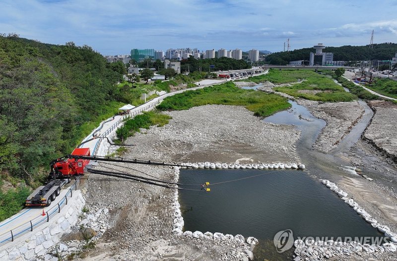 강릉 해갈에 동원된 대용량포방사시스템 (출처=연합뉴스)