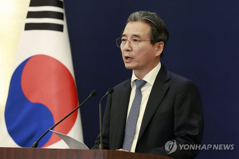 브리핑하는 김용범 정책실장 (출처=연합뉴스)