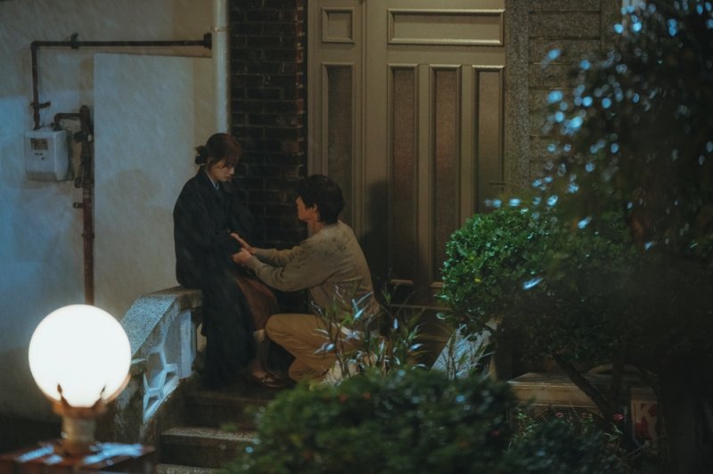 '마이유스' 송중기♥천우희, 입맞춤 1초전…설렘 속 위기 감지 [N컷]