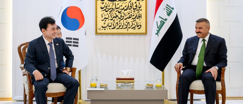 안규백 국방부 장관이 24일(현지시간) 이라크 바그다드에서 압둘 아미르 알 샤마리 이라크 내무부 장관과 회담하고 있다. 국방부 제공