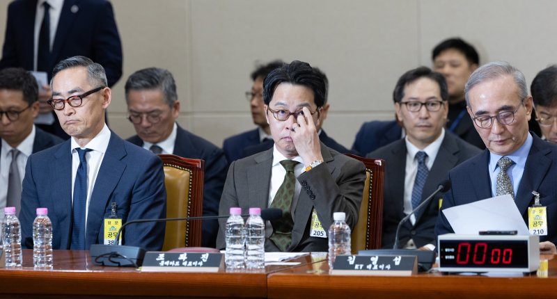 윤종하 MBK파트너스 부회장(왼쪽부터), 조좌진 롯데카드 대표이사, 김영섭 KT 대표이사가 24일 서울 여의도 국회 과학기술정보방송통신위원회에서 열린 대규모 해킹사고(통신·금융) 관련 청문회에 출석해 있다. 2025.9.24/뉴스1 ⓒ News1 이승배 기자