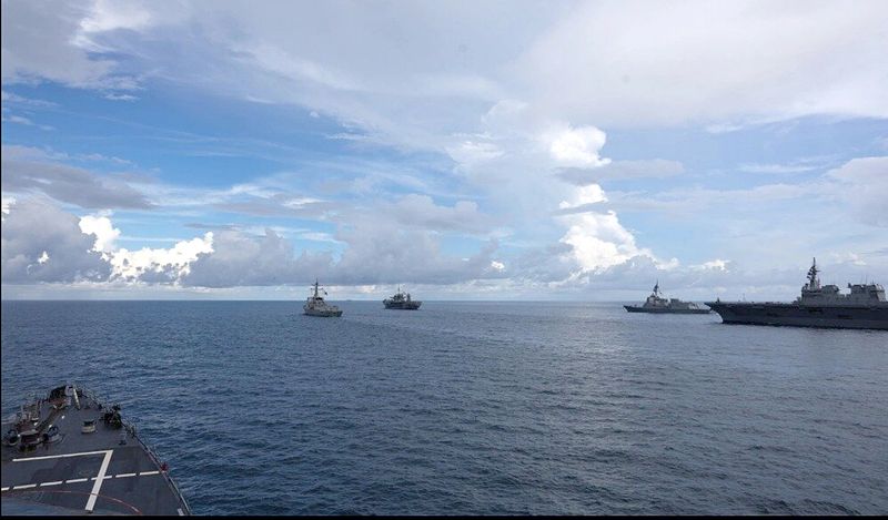 미 해군의 상륙지휘함 '블루릿지함'이 지난 16일 한미일 다영역 훈련 '프리덤 에지' 기간 유도탄 구축함 '커티스 윌버함' 및 한국 해군, 일본 해상자위대 함정과 항해하고 있다. 미 국방부 제공