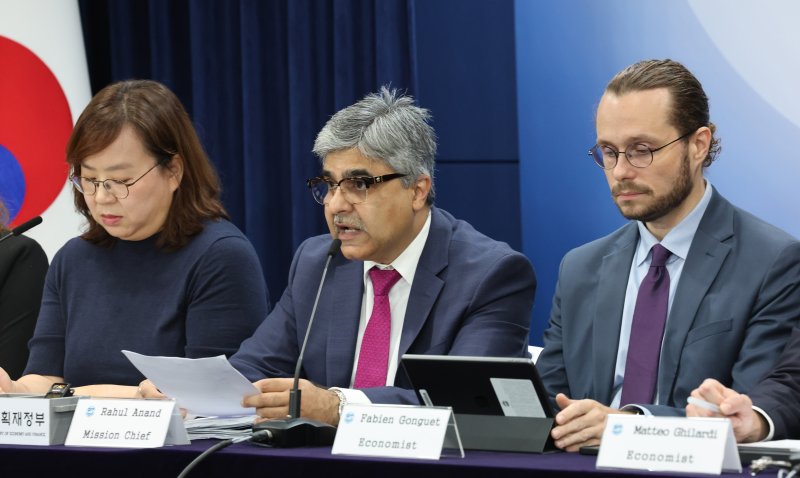 라훌 아난드 IMF 한국 미션단장이 24일 오전 서울 종로구 정부서울청사에서 2025년 IMF 연례협의 결과 브리핑을 하고 있다. 2025.9.24/뉴스1 ⓒ News1 임세영 기자