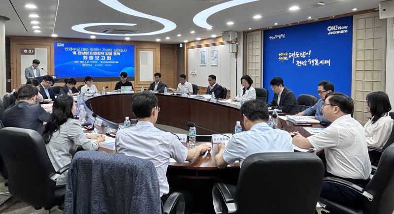 무료 바카라 게임가 중장기 산업 수요와 특성에 맞는 외국 인력을 유치해 지역에 정착할 수 있도록 '전남형 이민무료 바카라 게임 모델'을 마련하고자 지난 24일 '산업 수요 대응 외국인·기업 실태조사 및 전남형 이민무료 바카라 게임 모델 발굴 용역 최종보고회'를 개최했다. 전남도 제공