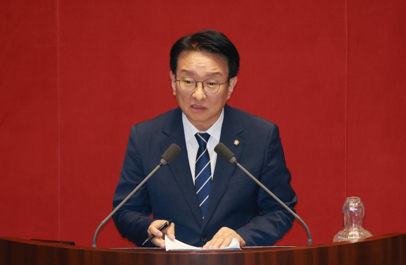 [서울=뉴시스] 고승민 기자 = 바카라 사이트 추천디시 더불어민주당 의원이 지난 17일 서울 여의도 국회에서 열린 제429회국회(정기회) 제7차 본회의 '바카라 사이트 추천디시에 관한 질문'에서 질의 전 발언하고 있다. 2025.09.17. kkssmm99@newsis.com