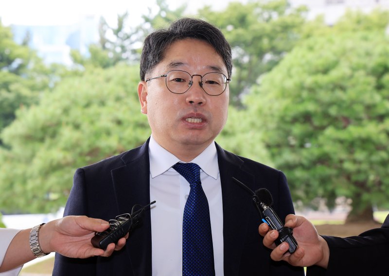 노만석 검찰총장 직무대행이 8일 오전 서울 서초구 대검찰청에 출근하며 취재진 질문에 답변하고 있다. 2025.9.9/뉴스1 ⓒ News1 김진환 기자