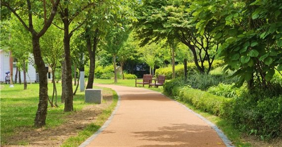 ▲ 수원 청소년문화회관 산책로. 코르크를 재활용하여 포설한 수원시 첫 사례이다.