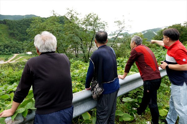 [메이저 바카라사이트 장난감=뉴시스] 김태겸 기자 = 지난 21일 강원 메이저 바카라사이트 장난감시 왕산면 오봉저수지의 저수율이 50%를 보이고 있는 가운데 주민들이 나와 저수지를 바라보고 있다. 2025.09.24. patk21@newsis.com