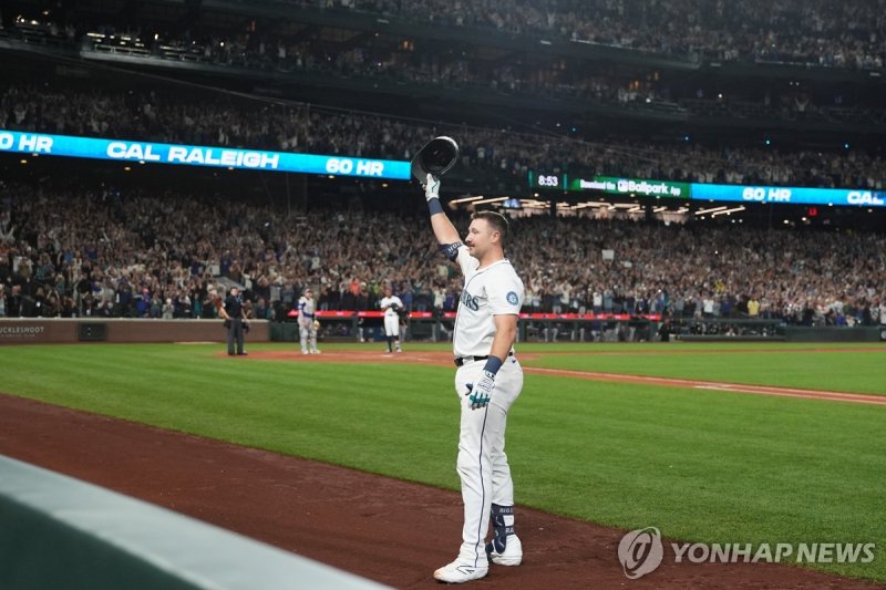 60홈런 달성 이후 팬들 환호에 답하는 칼 롤리 (출처=연합뉴스)