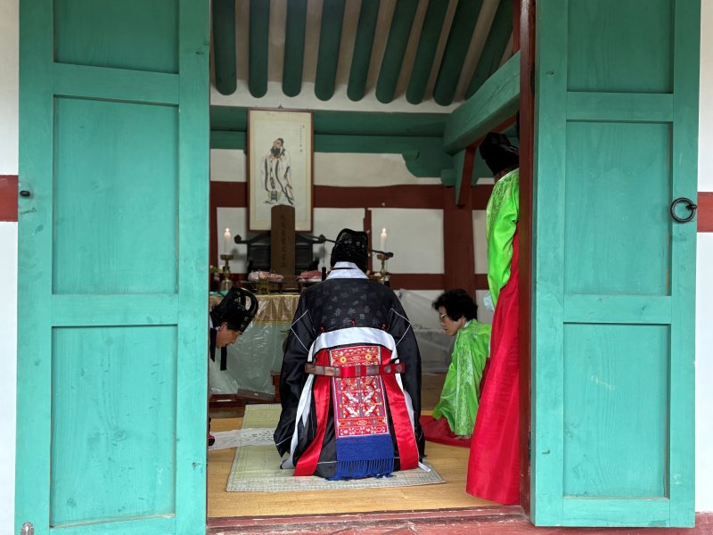 [부안=뉴시스] 전북 신규 바카라사이트는 25일 오전 향교 대성전에서 지역 유림과 주민 등 80여명이 참석한 가운데 '문묘 석전대제 추계 향사'를 봉행했다. (사진=부안군 제공) 2025.09.25. photo@newsis.com *재판매 및 DB 금지