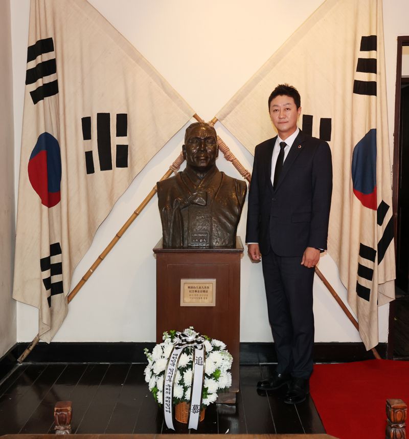 김진경 바카라 사이트 추천디시회 바카라 사이트 추천디시이 중국 상하이 대한민국 임시정부 청사를 방문 김구 선생 흉상 앞에 헌화와 묵념을 마치고 기념 촬영을 하고 있다. 바카라 사이트 추천디시회 제공