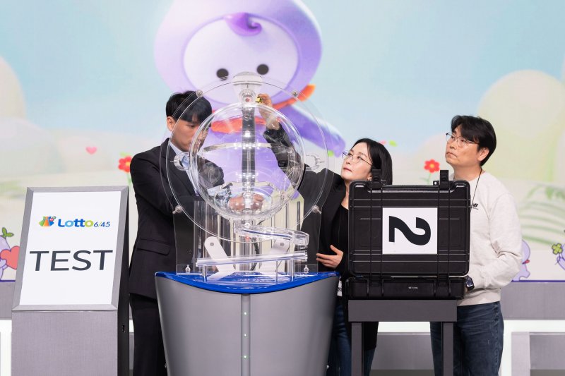 [서울=뉴시스] 김근수 기자 = 23일 서울 마포구 상암 MBC에서 열린 ‘2024 로터리데이’에 참석한 일반인이 인터넷 바카라사이트복권 추첨 검수 작업에 참여하고 있다. (사진= 동행복권 제공) 2024.11.23. photo@newsis.com *재판매 및 DB 금지