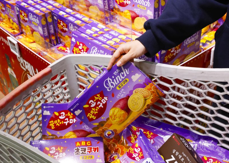 서울 한 대형마트에서 롯데웰가상 바카라의 고창 가상 바카라 한정판을 구매하고 있는 소비자의 모습. (사진=롯데웰가상 바카라 제공) *재판매 및 DB 금지