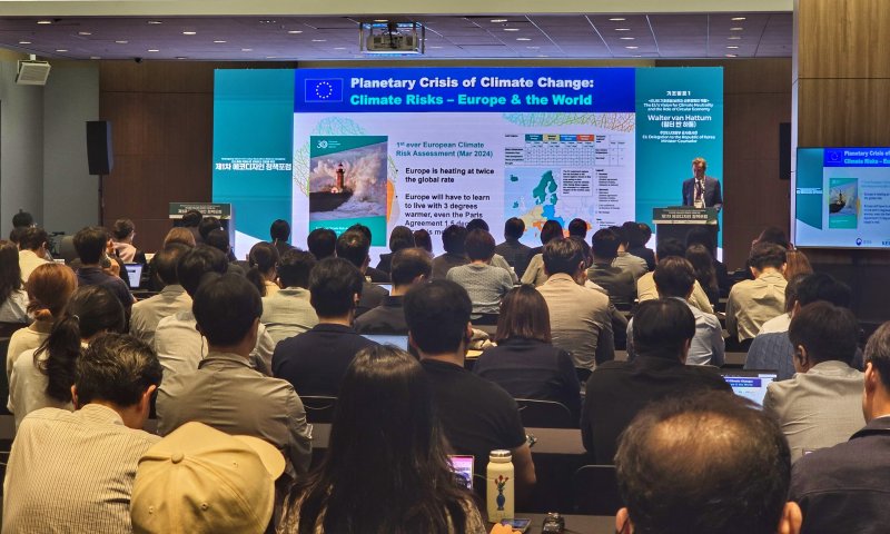 발터 반 하툼 주한EU대표부 공사참사관이 25일 서울 강남구 코엑스에서 열린 제1차 에코안전한 바카라사이트 정책포럼에서 발제하고 있다. ⓒ 안전한 바카라사이트1 황덕현 기자