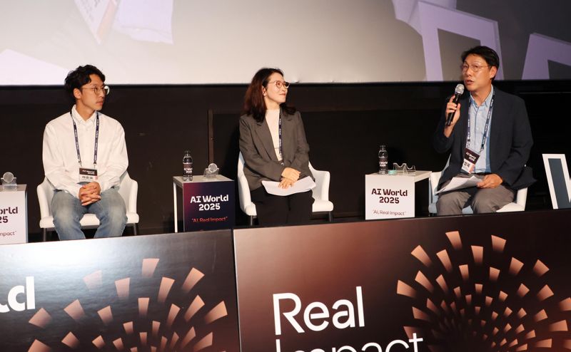 25일 서울 송파구 롯데월드타워 롯데시네마에서 열린 'AI World 2025'에서 좌장인 문정욱 정보통신정책연구원 디지털사회전략연구실 실장의 사회로 패널토론이 열리고 있다. 오른쪽부터 문정욱 실장, 박계현 한국마이크로소프트 정책협력법무실 전무, 곽준호 한국정보통신기술협회(TTA) AI신뢰성센터 AI신뢰성기술팀장. 사진=박범준 기자