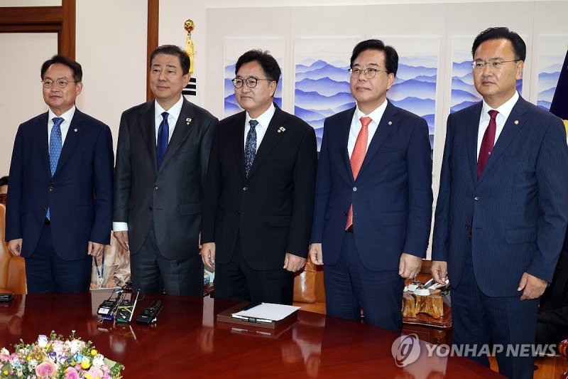 국회의장과 여야 원내대표 회동 (출처=연합뉴스)