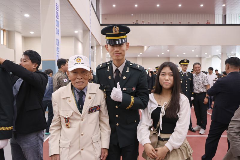 25일 전북 익산 육군부사관학교에서 육군교육사령관 김봉수 중장 주관으로 73명의 '2025-3기 현역과정 육군 부사관 임관식'이 거행됐다. 6·25전쟁 참전용사가 임관자에게 계급장을 수여한 후 기념사진 촬영을 하고 있다. 육군 제공