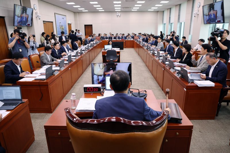 [서울=뉴시스] 김명년 기자 = 25일 오전 서울 여의도 국회 산업통상자원중소벤처기업위원회 전체회의에서 이철규 위원장이 의사봉을 두드리고 있다. 2025.09.25. kmn@newsis.com