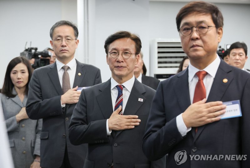 국기에 경례하는 김민석 국무총리 (출처=연합뉴스)