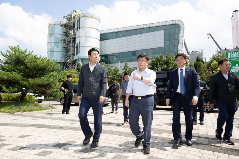 김성환 바카라사이트 굿모닝부 장관이 인천 서구 바카라사이트 굿모닝매립지에서 매립가스 포집 발전시설(50MW) 등을 둘러보고 있다.. (바카라사이트 굿모닝부 제공. 재판매 및 DB 금지) 2025.8.5/뉴스1