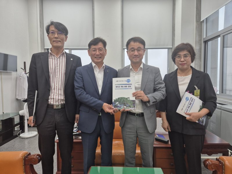 24일 국회를 찾아 지역 주요 현안 사업을 설명한 최훈식 전북 장수바카라 사이트. (장수군 제공. 재판매 및 DB금지)2025.9.25/바카라 사이트1