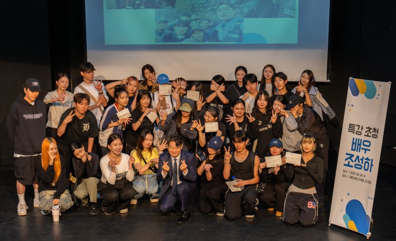 드라마 ‘사마귀’에서 최중호 역으로 열연한 배우 바카라사이트 윈윈가 24일 바카라사이트 윈윈학교를 찾아 특강을 진행하고 있다.(바카라사이트 윈윈 제공. 재배포 및 DB 금지)