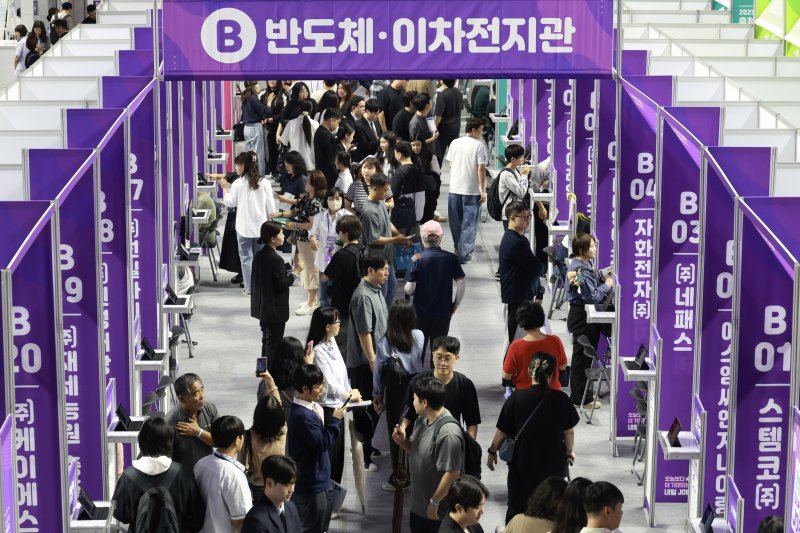 [청주=뉴시스] 25일 메이저 바카라사이트 장난감 청주시 서원구 사직동 올림픽국민생활관에서 열린 '2025 충북도 취업박람회'에서 참가 구직자 등이 부스를 둘러보고 있다.(사진=충북도 제공) 2025.09.25. photo@newsis.com *재판매 및 DB 금지