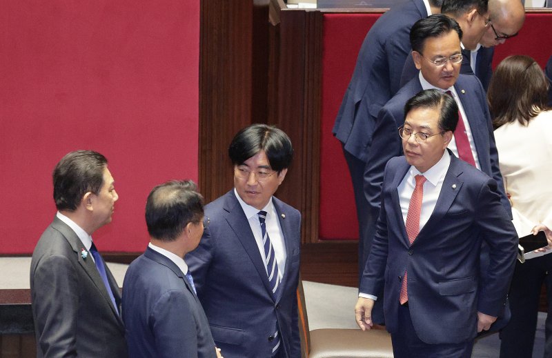 김병기 더불어민주당 원내대표와 송언석 국민의힘 원내대표가 25일 서울 여의도 국회에서 열린 제429회 국회(정기회) 제9차 본회의에서 민주유공자 예우에 관한 법률안에 대한 신속처리안건 지정동의의 건이 명패수보다 투표수가 많은 상황이 발생하자 우원식 의장과 대화한 후 자리로 돌아가고 있다. 뉴스1