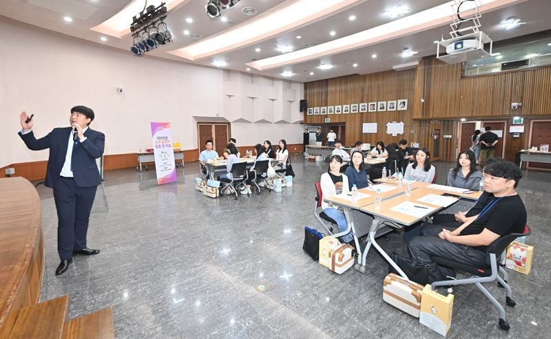 25일 하남시청 대회의실에서 열린 '신규 공직자 임용 전 교육'에서 이광희 공보 주무관(왼쪽)이 언론 홍보의 중요성을 설명하고 있다. 하남시 제공